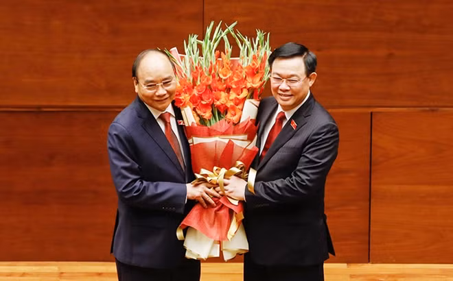 Chủ tịch Quốc hội Vương Đình Huệ tặng hoa chúc mừng tân Chủ tịch nước.