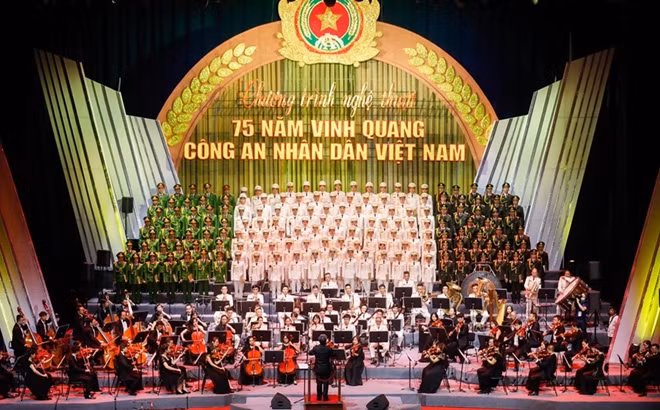 Dàn đại hợp xướng, dàn nhạc giao hưởng lớn biểu diễn mở màn chương trình dưới sự chỉ huy của nhạc trưởng Honna Tetsuji.
