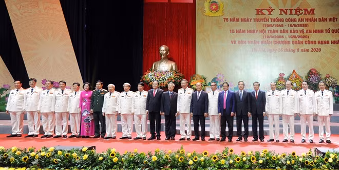 Các đại biểu tại Lễ kỷ niệm.