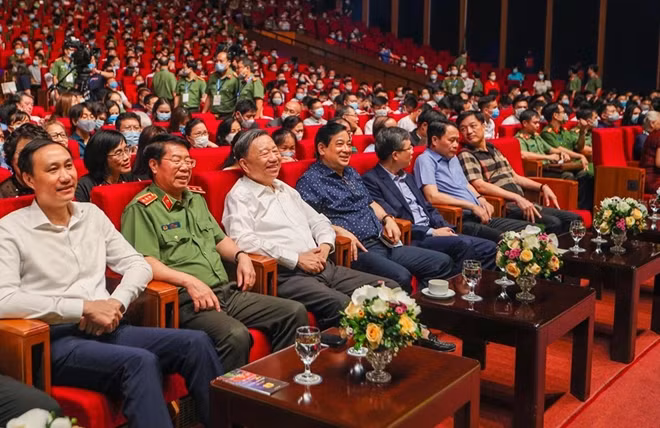 Bộ trưởng Tô Lâm cùng các đại biểu dự chương trình.
