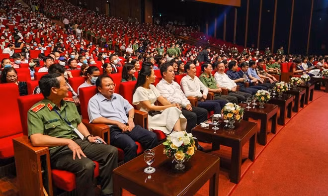 Các đại biểu dự chương trình.