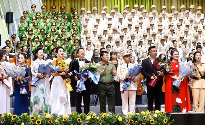 Thượng tướng Bùi Văn Nam, Ủy viên Trung ương Đảng, Thứ trưởng Bộ Công an tặng hoa động viên các nghệ sĩ.