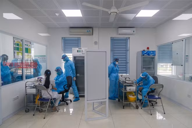 Các cán bộ y tế chuẩn bị tiêm vaccine AstraZeneca. Ảnh Phong Sơn