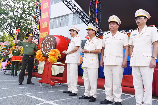 Thứ trưởng Nguyễn Văn Thành thực hiện nghi lễ đánh trống khai trường tại buổi lễ