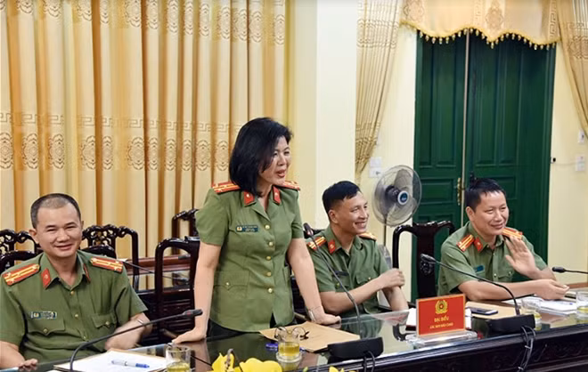 Thượng tá Lê Thị Thanh Bình phát biểu tại buổi làm việc.