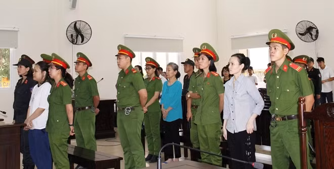 Các bị cáo nghe tuyên án.
