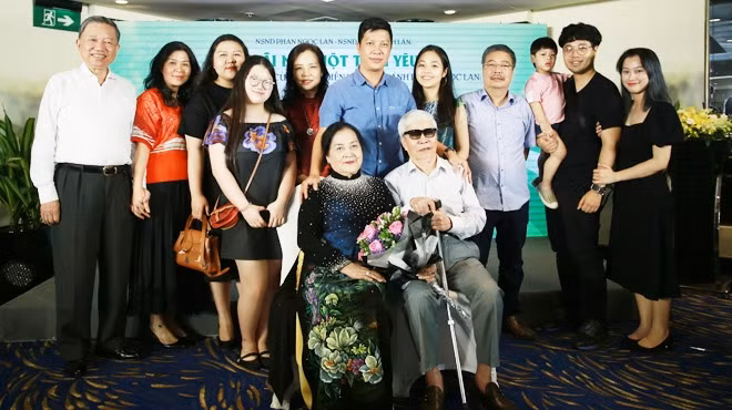 NSND Ngô Mạnh Lân, NSND Ngọc Lan hạnh phúc bên con cháu trong ngày ra mắt tập thơ “Nặng tình”.