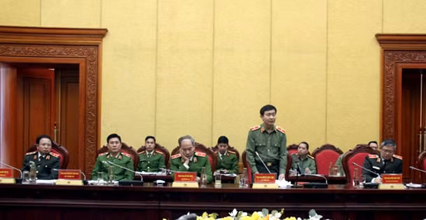 Thiếu tướng Nguyễn Minh Chính phát biểu tham luận tại Hội nghị.