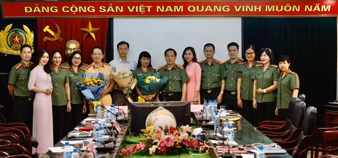 Lãnh đạo Báo CAND cùng các PV, BTV và các vị khách mời chụp ảnh lưu niệm.