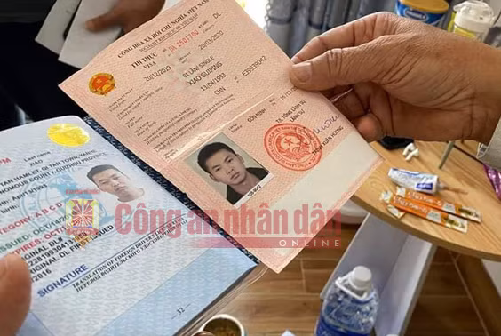 Hộ chiếu của Tiêu Quý Bình được thu giữ. Hộ chiếu của Tiêu Quý Bình được thu giữ.