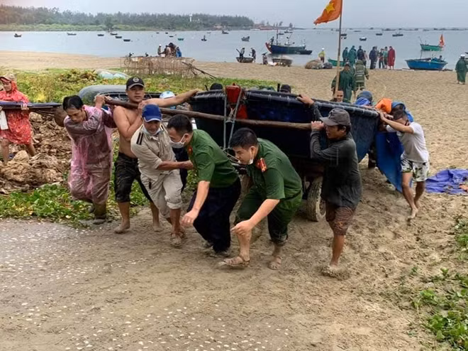 Công an Đà Nẵng giúp dân chống bão tại điểm quận Sơn Trà.