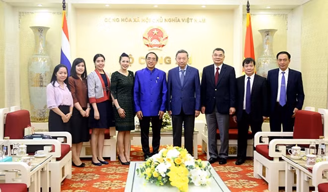 Bộ trưởng Tô Lâm và Ngài Tanee Sangrat cùng các đại biểu tại buổi tiếp