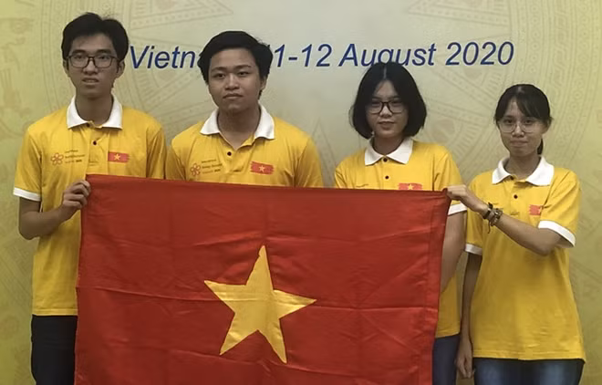 Bốn thí sinh tham dự kỳ thi IBO Challenge 2020.