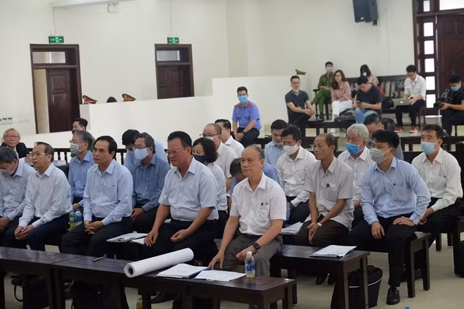 Các bị cáo tại phiên toà phúc thẩm.