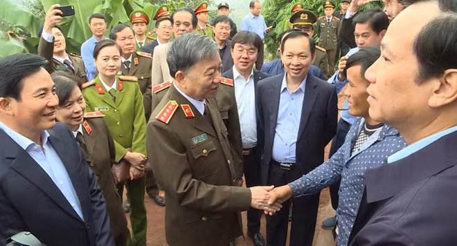 Bộ trưởng Tô Lâm, Phó Thống đốc ngân hàng Nhà nước Việt Nam Đào Minh Tú cùng lãnh đạo Tỉnh Điện Biên đến thăm các hộ nghèo ở huyện Mường Nhé.