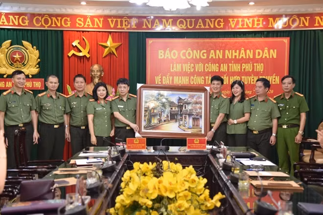 Đại tá Phạm Khải, Tổng Biên tập Báo CAND tặng quà lưu niệm cho Công an tỉnh Phú Thọ.