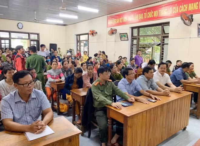 Đại diện lãnh đạo chính quyền địa phương và đông đảo bà con xã Lộc Bình dự lễ trao quà.