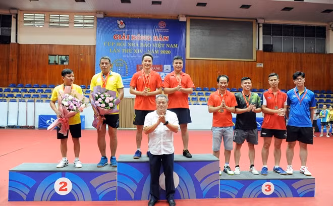 Ban tổ chức trao giải nội dung đôi nam.