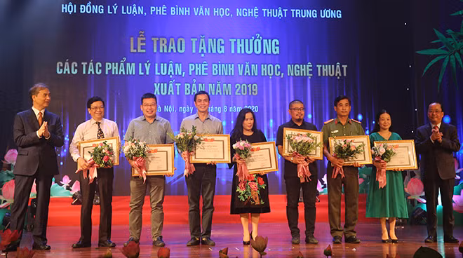 Đại diện Báo CAND và các tập thể có nhiều tác phẩm có đóng góp quan trọng trong lĩnh vực phát triển lý luận, phê bình VHNT nhận tặng thưởng của Hội đồng Lý luận, phê bình VHNT Trung ương. Đại diện Báo CAND và các tập thể có nhiều tác phẩm có đóng góp quan trọng trong lĩnh vực phát triển lý luận, phê bình VHNT nhận tặng thưởng của Hội đồng Lý luận, phê bình VHNT Trung ương.