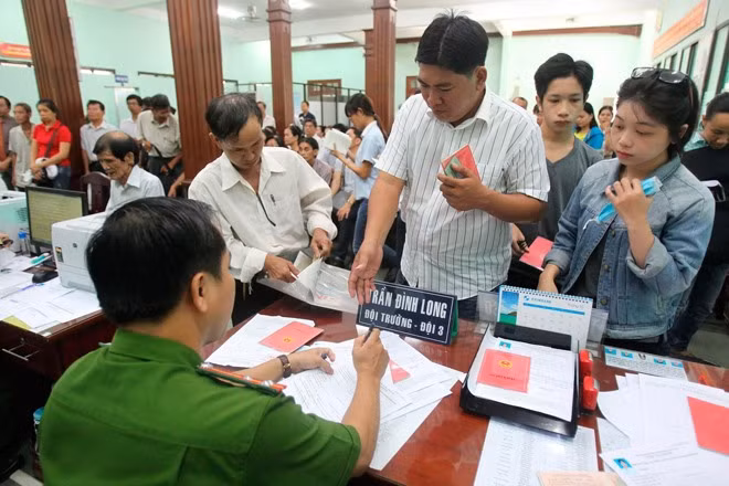 Người dân mong muốn không phải đem theo sổ hộ khẩu mỗi khi đi xác nhận giấy tờ hành chính.