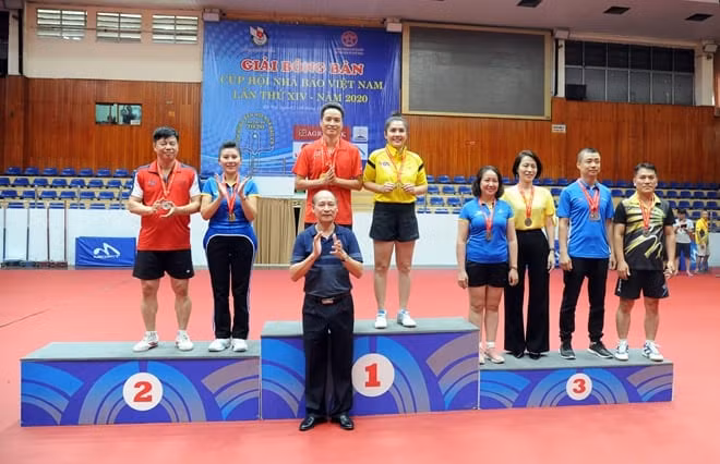 Ban tổ chức trao giải nội dung đôi nam nữ. Đôi liên quân Trang Dũng (Liên Chi hội Nhà báo Bộ Công an) và Diệu Hương (VOV) đã có chiến thắng thuyết phục để bước lên ngôi vô địch.