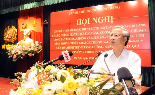 Thường trực Ban Bí thư Trần Quốc Vượng phát biểu tại hội nghị.