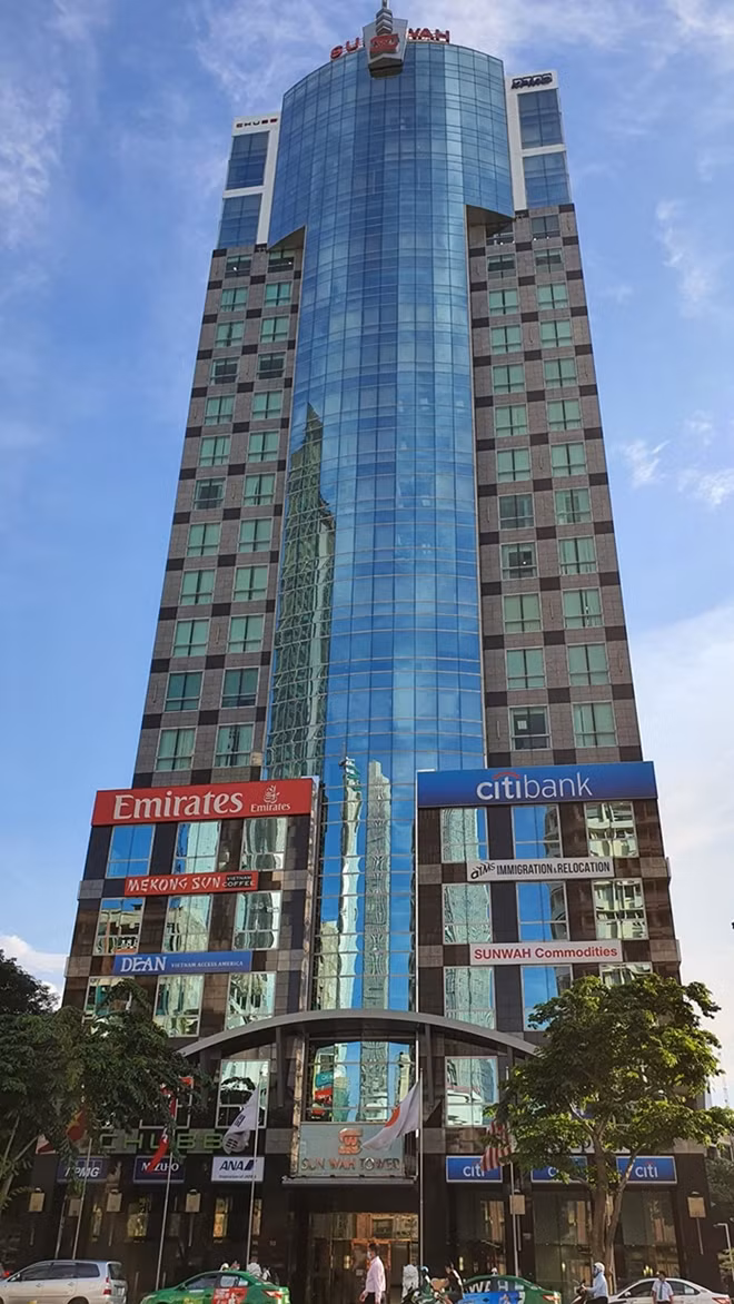Tầng lửng của tòa nhà này là trụ sở làm việc của Công ty Bay Water và Công ty Sun Wah.