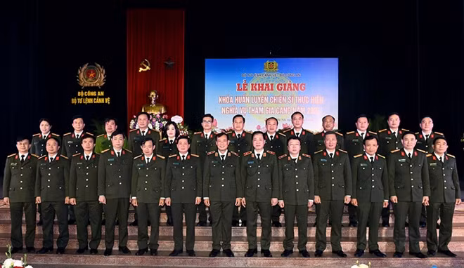 Thứ trưởng Lê Tấn Tới, các đại biểu tham dự Lễ khai giảng và các tân binh