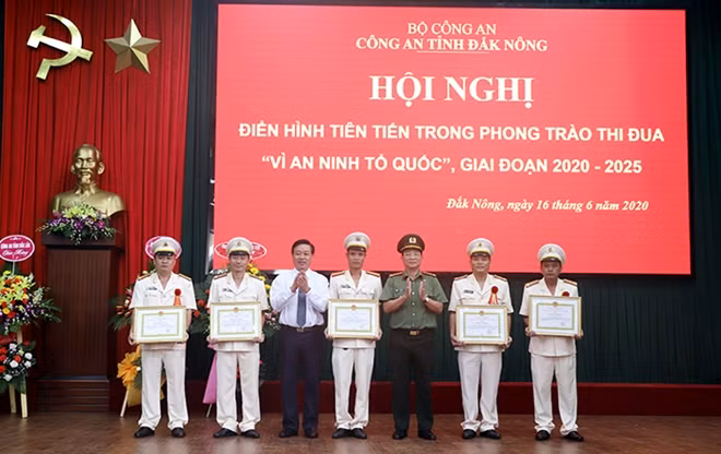 Các đồng chí lãnh đạo trao bằng khen của Bộ Công an cho các tập thể và cá nhân.