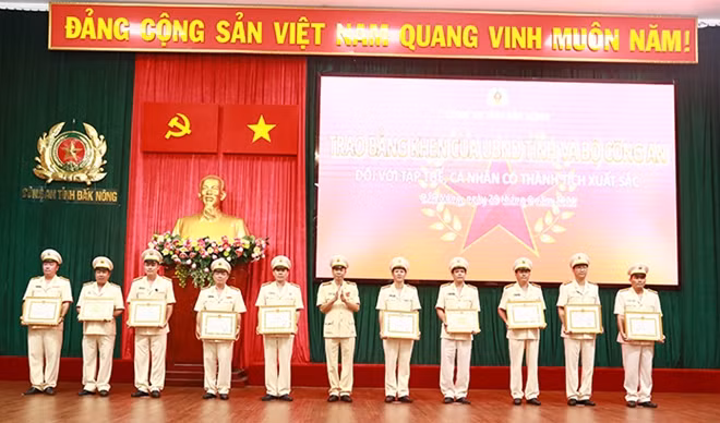Trao giấy khen cho tập thể, cá nhân có thành tích xuất sắc.
