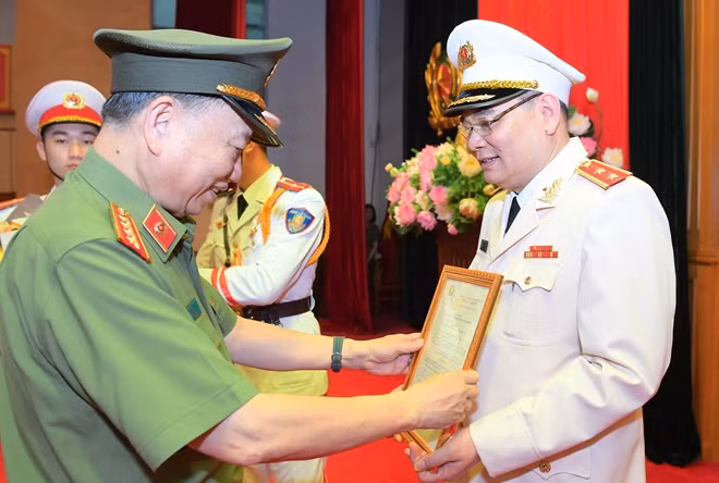 Thừa ủy quyền của Chủ tịch nước, Bộ trưởng Tô Lâm trao Quyết định cho Trung tướng Tô Ân Xô.
