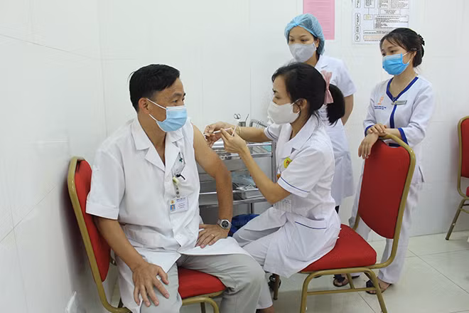 Trung tá Bùi Nam Phong, Trưởng Khoa Điều trị tích cực và chống độc Bệnh viện 19-8 là một trong những người đầu tiên được tiêm vaccine phòng dịch COVID-19 tại Bệnh viện 19-8. Trung tá Bùi Nam Phong, Trưởng Khoa Điều trị tích cực và chống độc Bệnh viện 19-8 là một trong những người đầu tiên được tiêm vaccine phòng dịch COVID-19 tại Bệnh viện 19-8.
