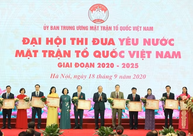 Thủ tướng Nguyễn Xuân Phúc và Trưởng ban Dân vận Trung ương Trương Thị Mai trao bằng khen cho các cá nhân xuất sắc.