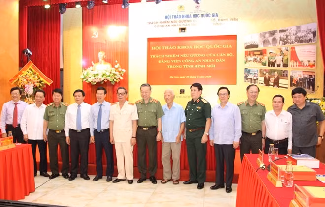 Bộ trưởng Tô Lâm, Trưởng Ban Tuyên giáo Trung ương Võ Văn Thưởng và các đại biểu dự hội thảo.