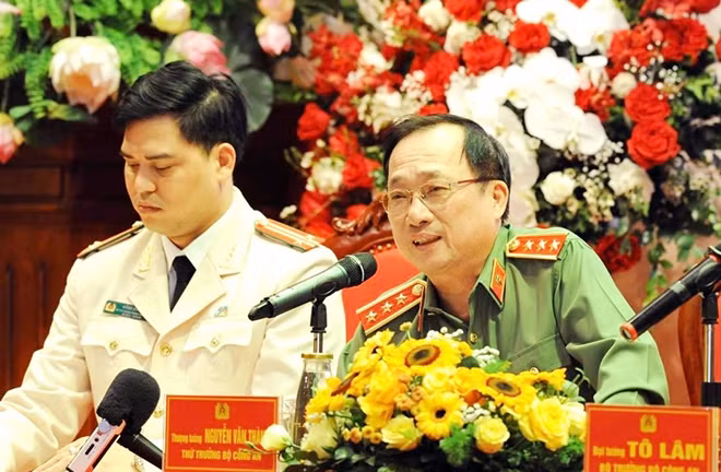 Thứ trưởng Nguyễn Văn Thành trả lời trong buổi đối thoại.