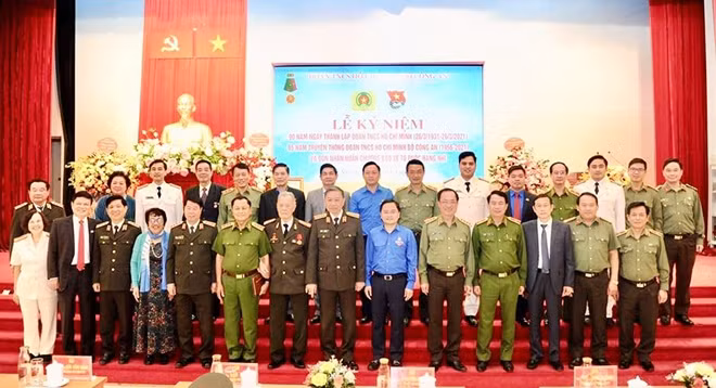 Các đại biểu dự lễ kỷ niệm.