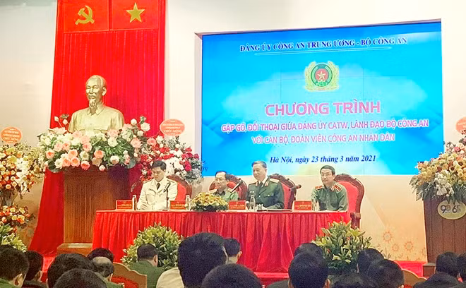 Bộ trưởng Tô Lâm, Thứ trưởng Nguyễn Văn Thành, Thiếu tướng Nguyễn Ngọc Toàn và Trung tá Đồng Đức Vũ đối thoại với đoàn viên thanh niên.