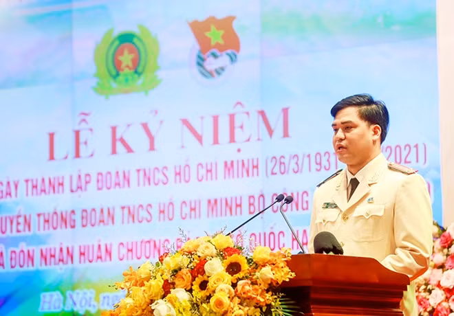 Trung tá Đồng Đức Vũ, Ủy viên Thường vụ Trung ương Đoàn, Bí thư Đoàn Thanh niên Bộ Công an trình bày diễn văn tại lễ kỷ niệm.