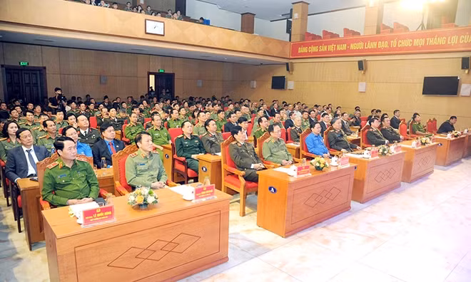 Các đại biểu dự lễ kỷ niệm.