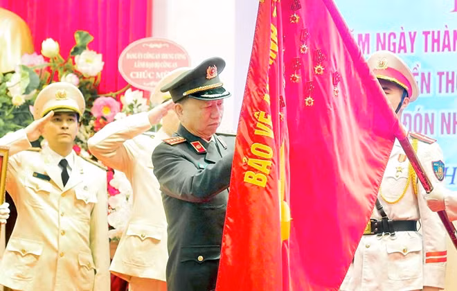 Thừa ủy quyền của Chủ tịch nước, Bộ trưởng Tô Lâm đã trao Huân chương Bảo vệ Tổ quốc hạng Nhì tặng Đoàn Thanh niên Bộ Công an.