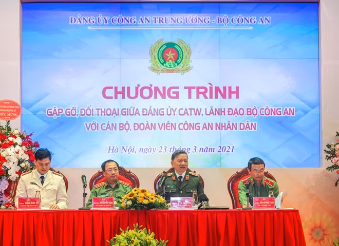 Các đại biểu tại buổi đối thoại.