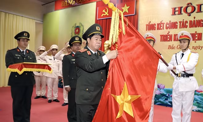 Thừa uỷ quyền của Chủ tịch nước, Thứ trưởng Bùi Văn Nam trao Huân chương Bảo vệ Tổ quốc hạng Nhì tặng Phòng Tổ chức cán bộ Công an tỉnh Bắc Giang.