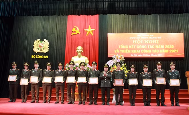 Trao danh hiệu “Chiến sỹ thi đua cơ sở” cho các cá nhân.