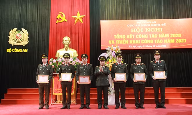 Trung tướng Nguyễn Đình Thuận, Cục trưởng Cục An ninh kinh tế trao danh hiệu “Đơn vị Quyết thắng” cho 6 tập thể.