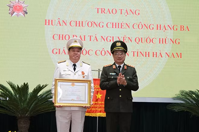 Thừa uỷ quyền của Chủ tịch nước, Thứ trưởng Nguyễn Văn Thành gắn Huân chương và trao Bằng Huân chương Chiến công hạng Ba tặng Đại tá Nguyễn Quốc Hùng.
