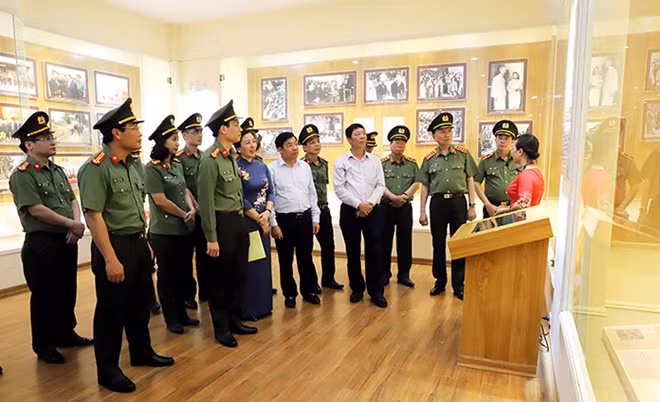 Đoàn tham quan Nhà truyền thống Khu lưu niệm 6 điều Bác Hồ dạy CAND