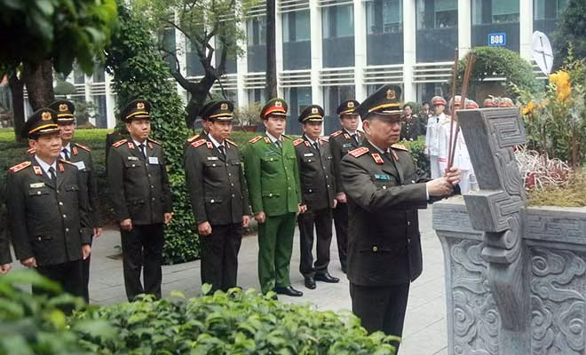 Bộ trưởng Tô Lâm dâng hương lên anh linh Chủ tịch Hồ Chí Minh.