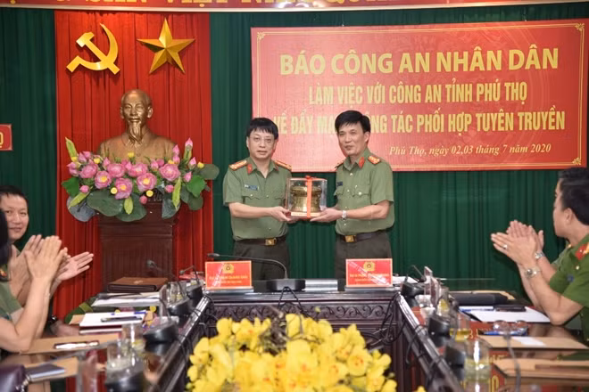 Đại tá Phạm Trường Giang, Giám đốc Công an tỉnh Phú Thọ tặng quà lưu niệm cho Báo CAND.