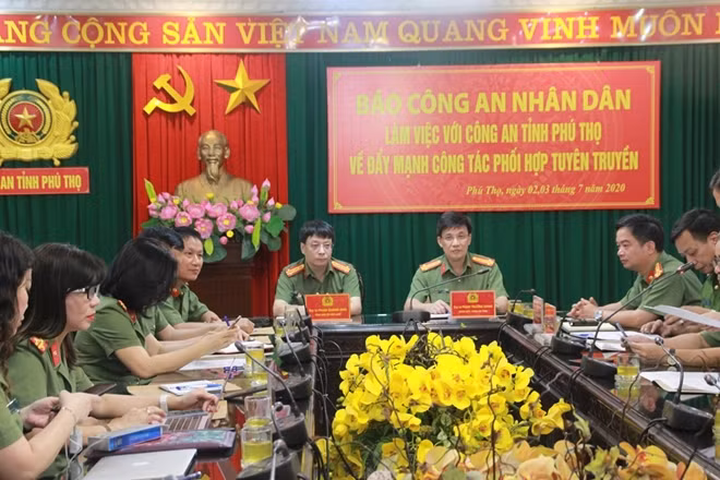 Đại tá Phạm Khải, Tổng Biên tập Báo CAND và Đại tá Phạm Trường Giang, Giám đốc Công an tỉnh Phú Thọ chủ trì buổi làm việc.