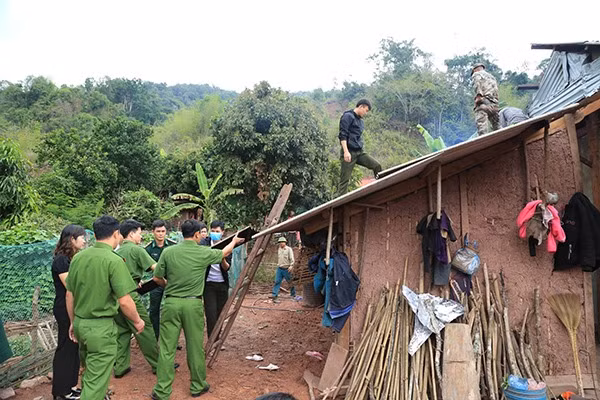 Công an huyện Mường Nhé, Công an xã Sín Thầu cùng Đồn Biên phòng A Pa Chải giúp dân lợp lại mái nhà.
